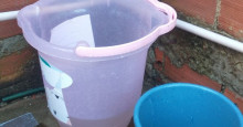 Há nove dias sem água, moradores de Demerval Lobão usam água da chuva para sobreviver