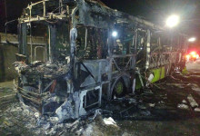 Após dupla ser morta em confronto com a PM, homens armados ateiam fogo em ônibus