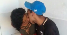 Casal se beija após ser preso suspeito de matar idoso espancado em Água Branca
