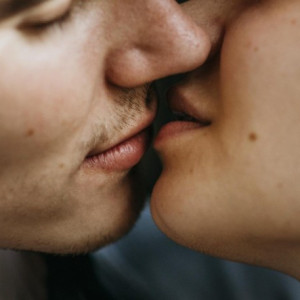 Dia do Beijo: gesto de carinho pode transmitir doenças ao organismo; entenda