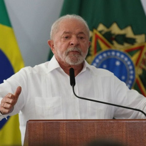 Lula anuncia reajuste do salário mínimo para R$ 1.320 e isenção do IR